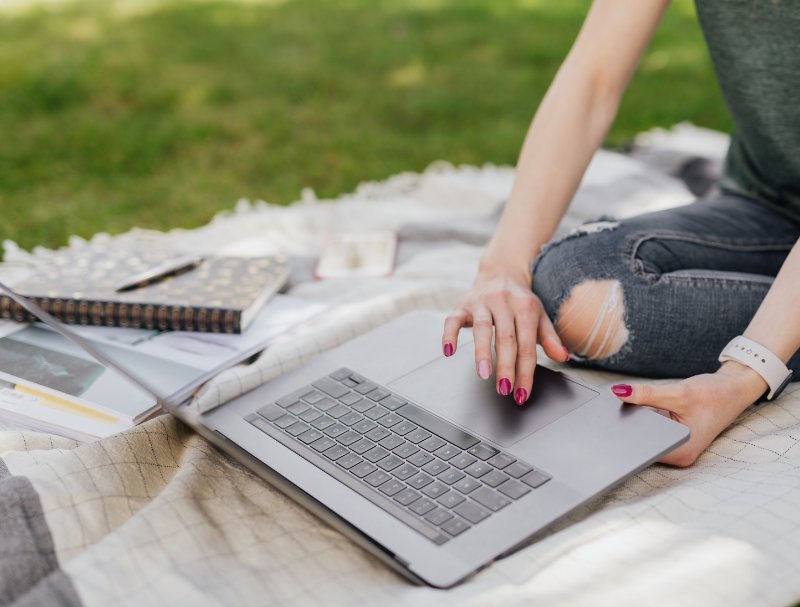 femme qui travaille dehors en été