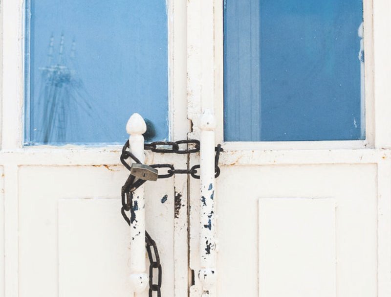 porte et chaines photo d'illustration