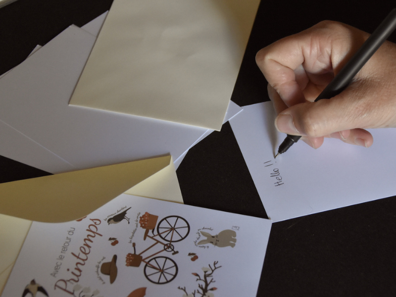 Envoi de cartes postales pour tisser des liens directs.